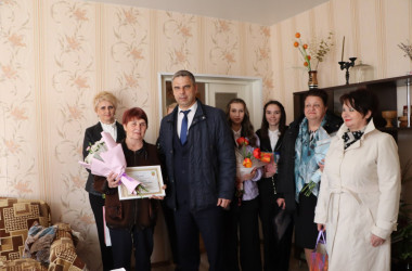 Фото: Валентина Ивановна Шмыга принимала поздравления с юбилеем от главы района 