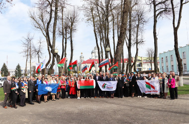 Фото: В Свислочи прошел флешмоб, приуроченный ко Дню единения народов Беларуси и России