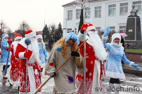 Шествие Дедов Морозов и Снегурочек (фото)