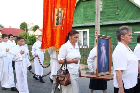 Католики прошли крестным ходом по улицам Свислочи в честь праздника Божьего тела (ФОТОРЕПОРТАЖ)