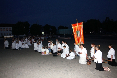 Католики прошли крестным ходом по улицам Свислочи в честь праздника Божьего тела (ФОТОРЕПОРТАЖ)