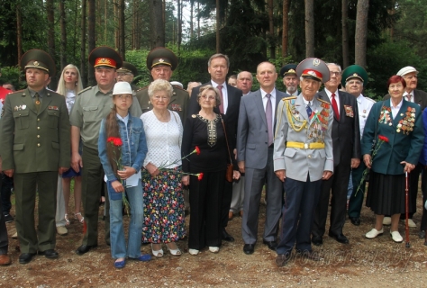 Председатель облисполкома Владимир Кравцов поздравил ветеранов с Днем Независимости