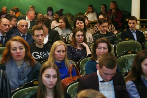 Умники, активисты, спортсмены. 55 ребят со всей Гродненщины получили стипендию областного отделения Белорусского фонда мира