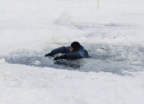 «Проплешины» на льду. Трех жителей области спасли работники ОСВОДа