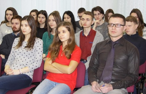 Молодежь «за». В медицинском университете впервые голосующим студентам вручили приглашения на выборы