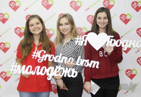 Молодежь «за». В медицинском университете впервые голосующим студентам вручили приглашения на выборы