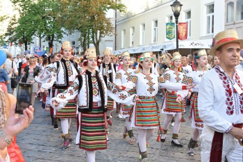 Стихи и танцы у русских, качели у казахов и вареники у украинцев. День подворьев на фестивале