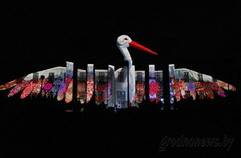 «Добро пожаловать» на 35 языках и орнамент на стенах Нового замка: ночной 3D-mapping на фестивале (+ВИДЕО)