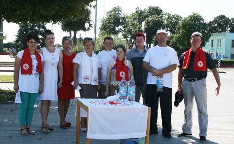 Волонтеры Красного Креста предлагали прохожим воду