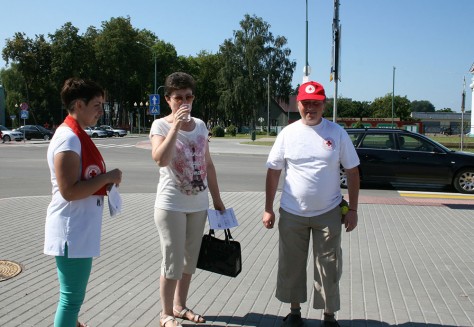 Волонтеры Красного Креста предлагали прохожим воду