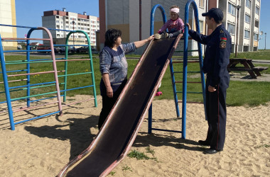 Фото: Все ли в порядке на детских площадках?