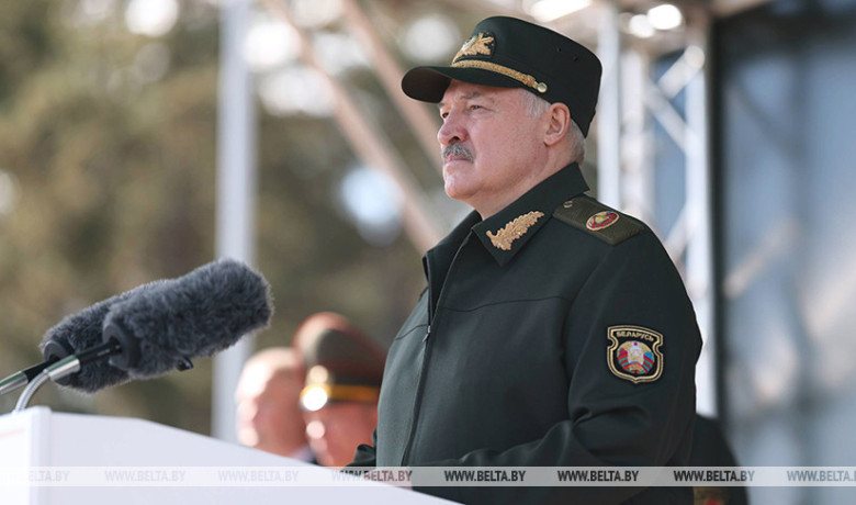 Фото: Александр Лукашенко: мощь и силу армии определяют преданные родной стране военнослужащие