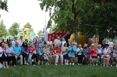 Фото: Музыкально-юмористическая программа «В ритмах лета и смеха» прошла в городском парке