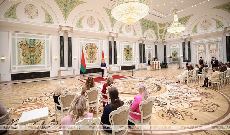 Фото: Едины в стремлении сделать страну лучше. Александр Лукашенко в преддверии 8 Марта вручил женщинам госнаграды
