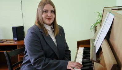 Фото: Полюбить сольфеджио? Легко! Выпускница Свислочской ДШИ и Гродненского музыкального колледжа Анастасия Тайкевич вернулась в родной город учителем музыки