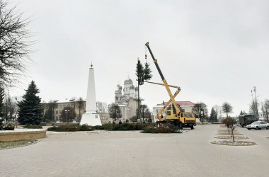 Фото: На площади устанавливают главную новогоднюю елку