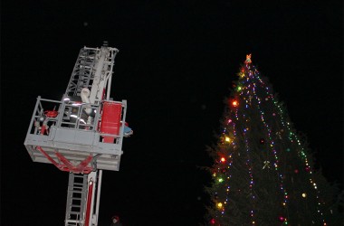 Фото: Зажгли вместе! В Свислочи состоялось зажжение главной новогодней елки (+видео) 