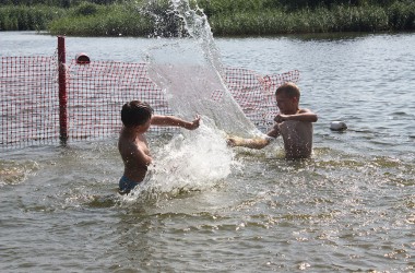 Фото: Увеличилось количество подростков у водоемов, отдыхающих без контроля взрослых. Правила поведения на воде
