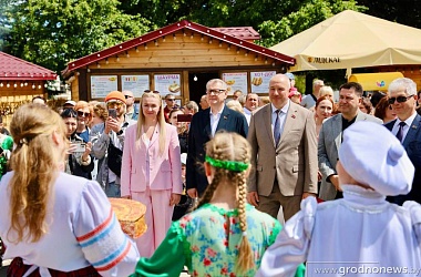 Фото: Почетные гости XV Республиканского фестиваля национальных культур познакомились с колоритом национальных подворий