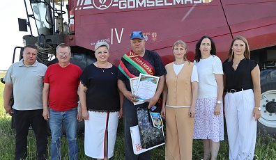Фото: Хлебное поле Свислоччины: слава труженикам-тысячникам!