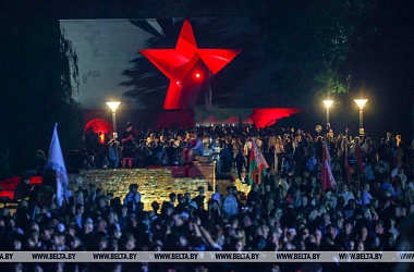 Фото: Тысячи человек приняли участие в митинге-реквиеме в Брестской крепости